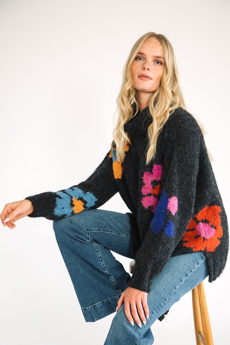 Amano Mystique Alpaca Flower Pullover Charcoal